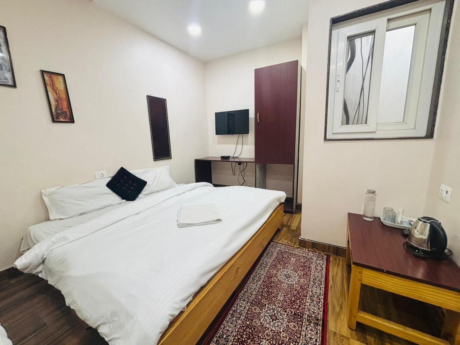 Stay Inn Kailasha - Lift,Parking,Kitchen And All Modern Facilities